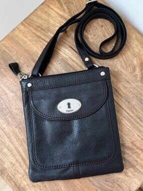 Vintage FOSSIL Maddox Mini Black Leather Keyhole Crossbody Bag